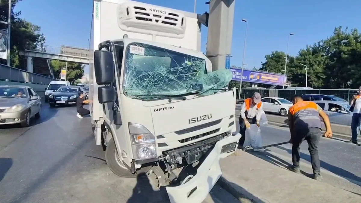 Bahçelievler D-100'de korkutan kaza: Kamyonet direğe saplandı! 1 yaralı