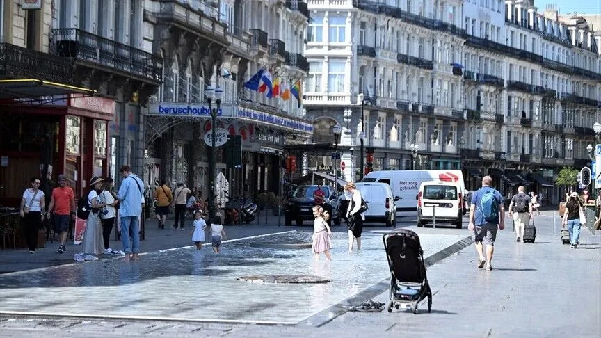 Belçika'nın Büyük Bölgeleri 38 Derece Hava Sıcaklığıse Yolculuk