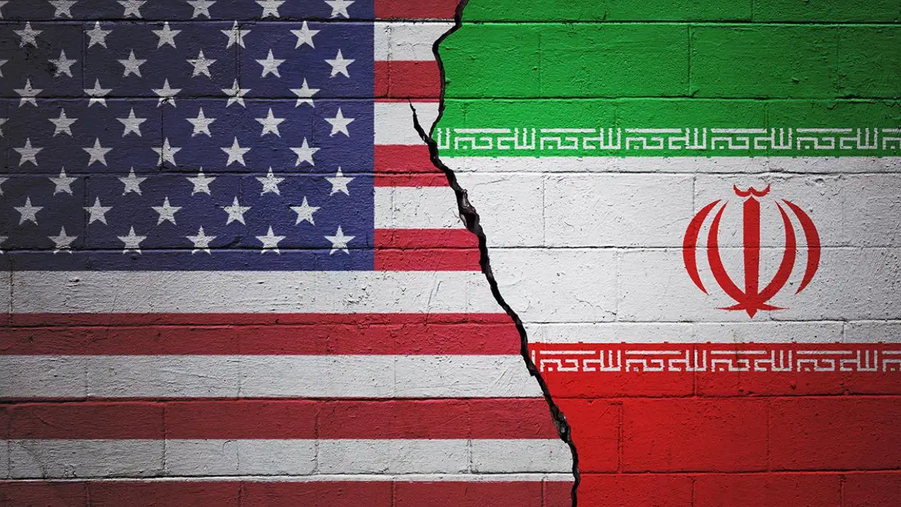 İran'dan Trump'a Hürmüz Yeni Görevi: 'Tweetle Ele Geçirebilir, Uçak Gemisiyle!'
